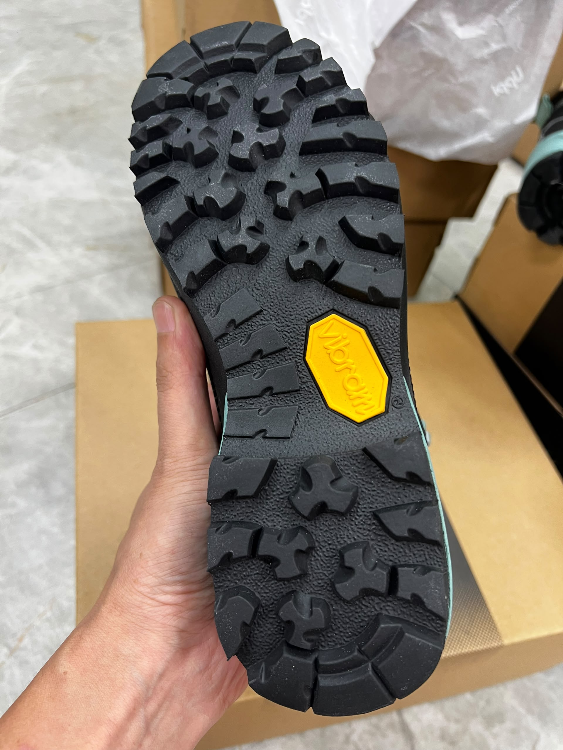 LIPPI Bravo Evo — Vibram outsole tread and logo