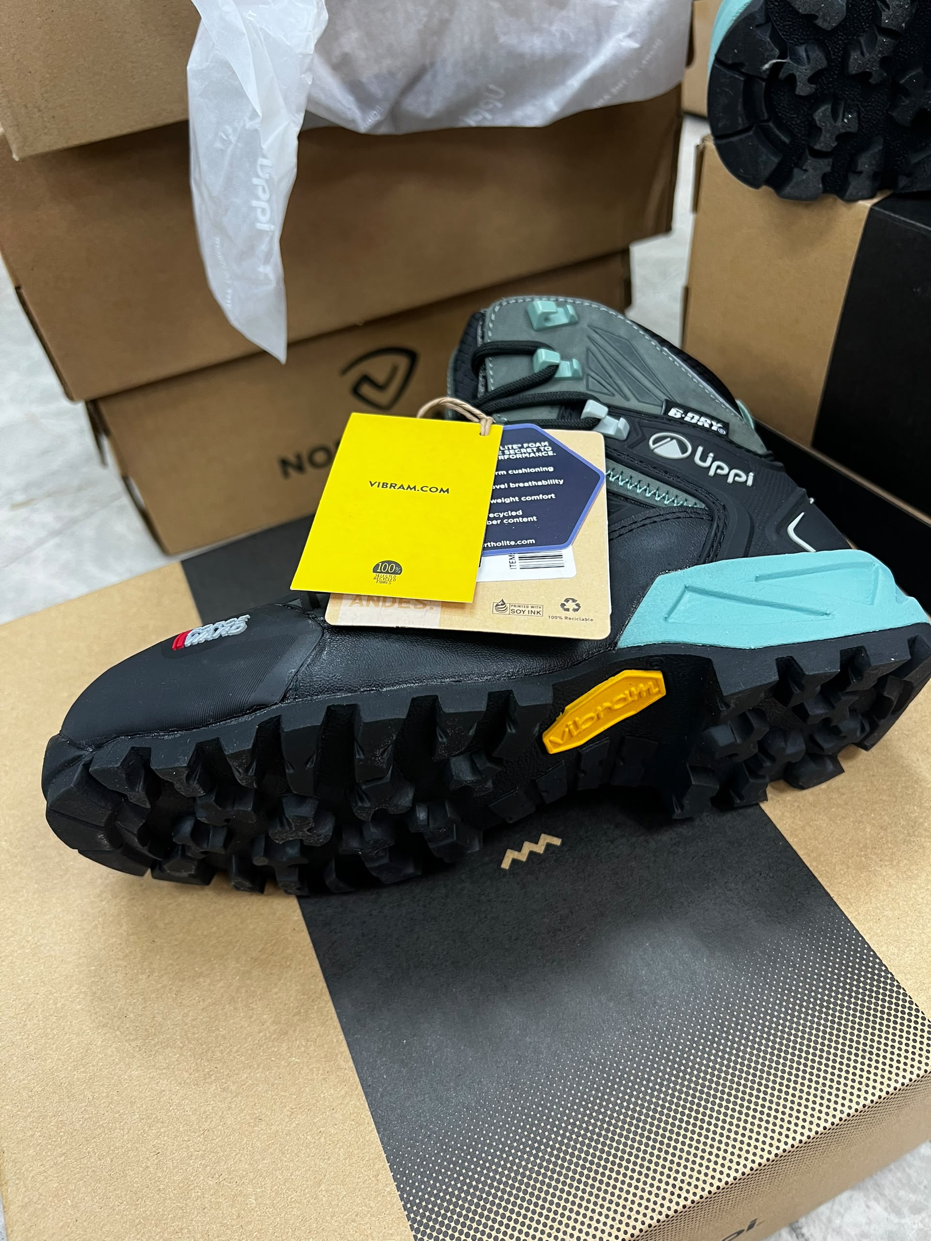 LIPPI Bravo Evo — Outsole, upper and supplied hangtags
