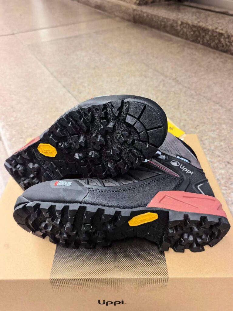 Black / Brick Red outsole photo